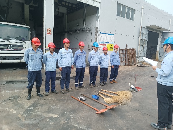 金盛蘭焦化廢水處理運營部開展污泥泄漏應急演練現(xiàn)場_副本.jpg